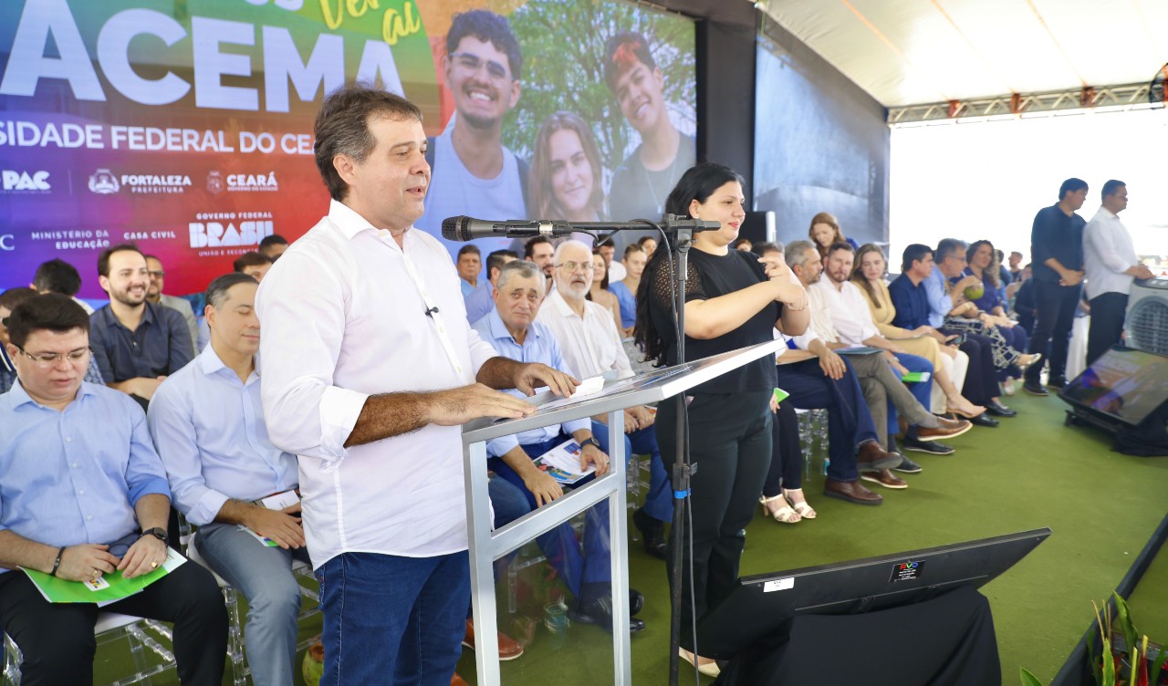 Evandro discursando no palco do evento